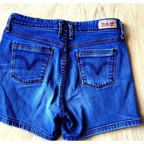 Y2K Levis Woman's Shorts Size 4 Med Wash Mid Rise Stretch Moms Thrashed Distress - Picture 1 of 8